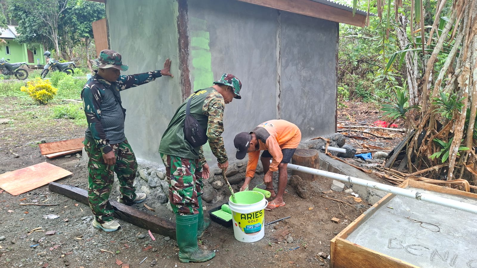 Pembangunan Fasilitas MCK: Satgas TMMD dan Warga Perkuat Sanitasi dengan Pengecatan