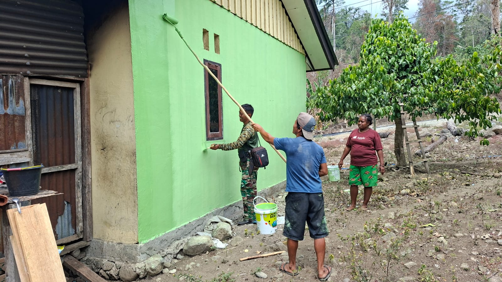 Kebersamaan dalam Kegiatan TMMD: Pengecatan Rumah di Yamboi Gunung