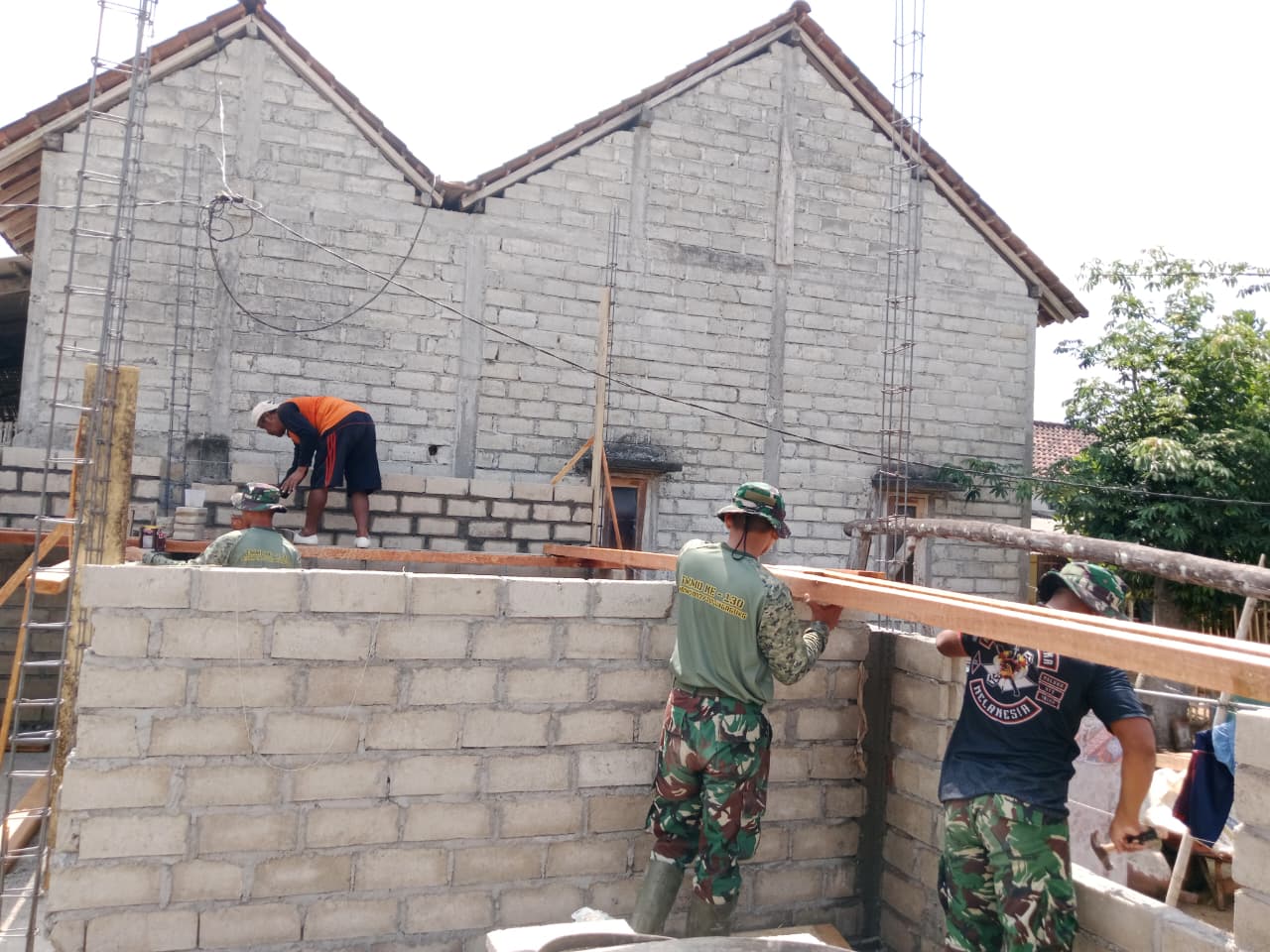 Masyarakat Pojok Bersatu Membangun Rumah Tak Layak Agus Suwandi di TMMD