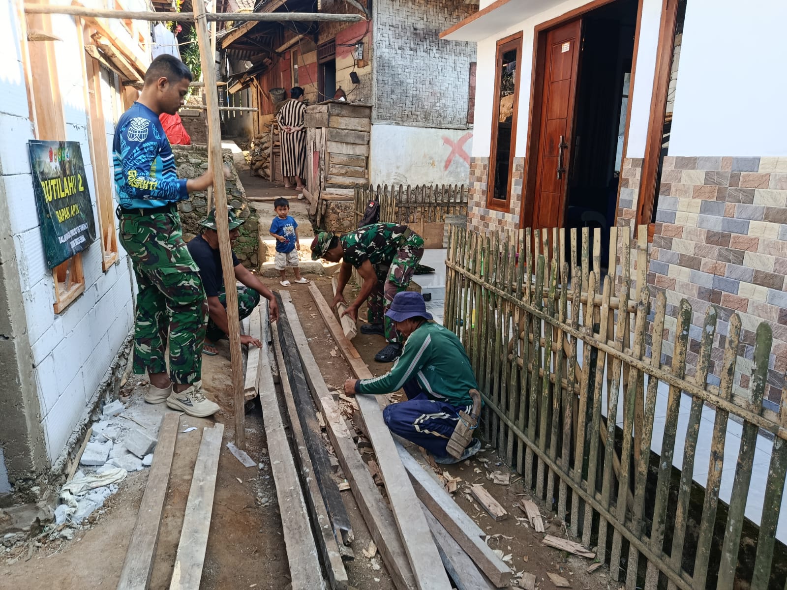 Kegiatan Renovasi Rumah Bapak Apin Menjelang Pemasangan Struktur Atap