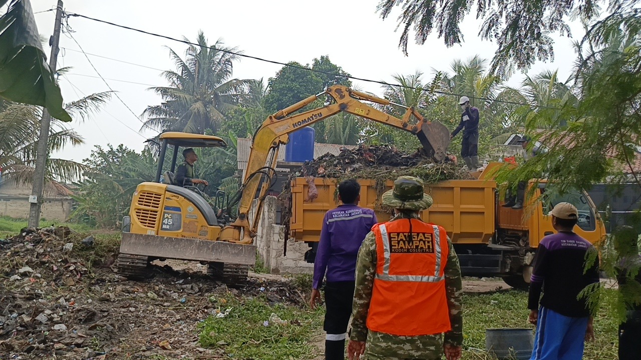 Kerja Sama TNI dan Warga, Aksi Bersih Sampah di Desa Sumur Bandung Rampung