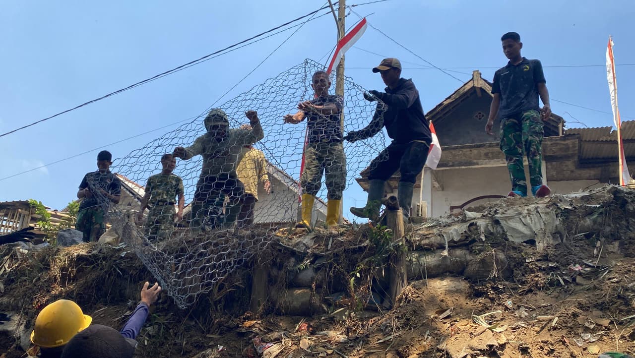 Inisiatif Satgas TMMD ke-130 untuk Lindungi Desa Taji dengan Kawat Bronjong