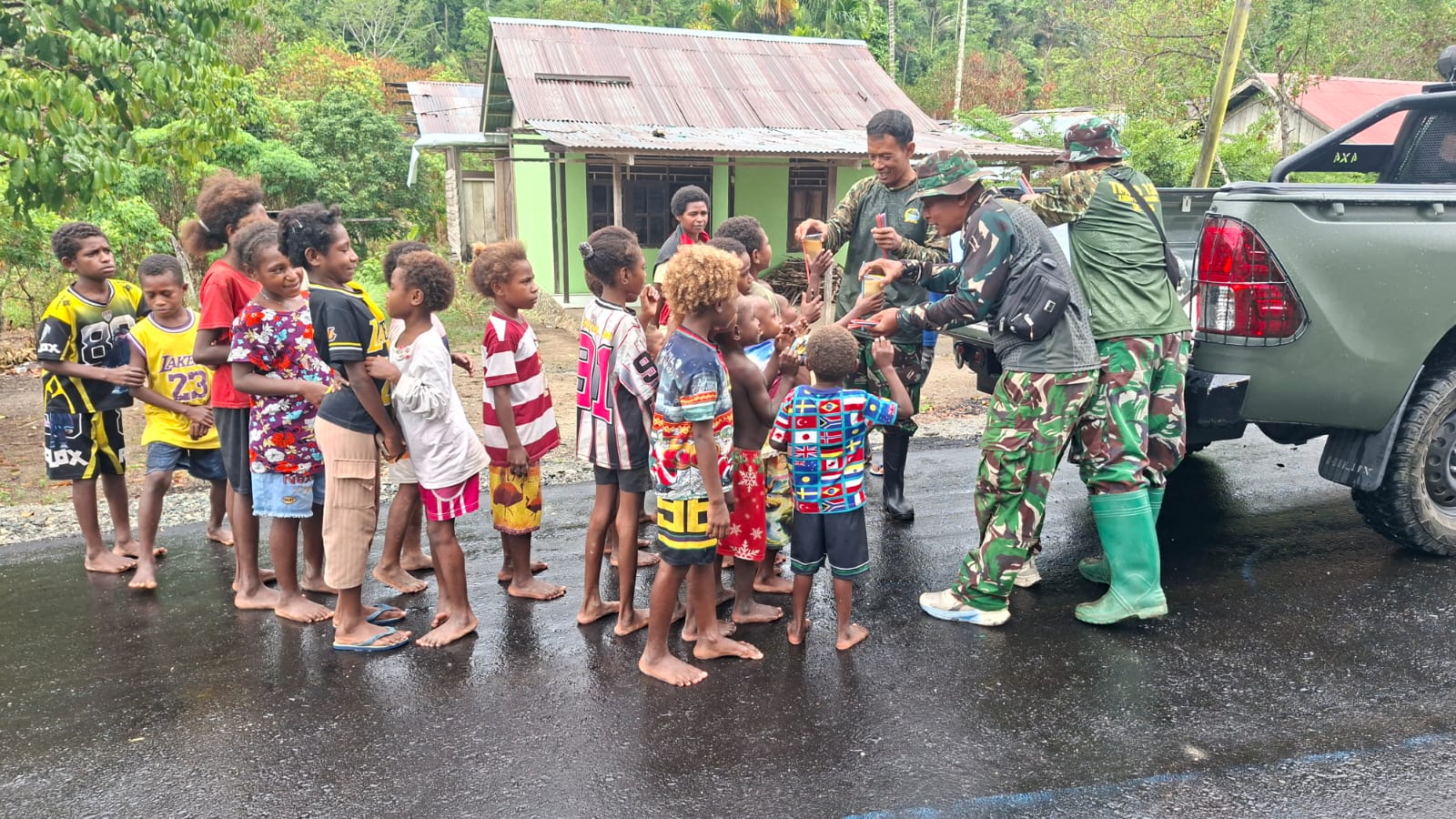 TNI Peduli: Pembagian Bubur Bergizi oleh Satgas TMMD ke-130 di Yamboi