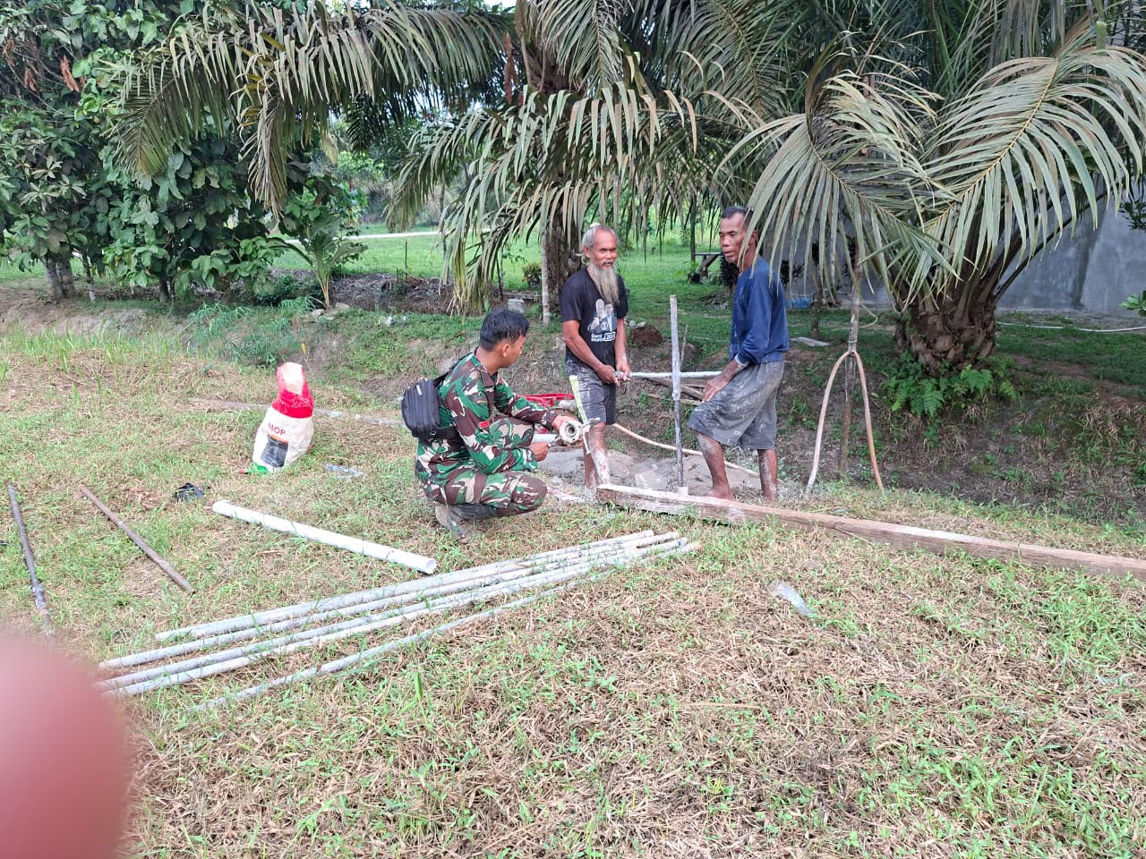 Pengerjaan Sumur Bor oleh Satgas TMMD Ke-130, Upaya Memenuhi Kebutuhan Air Bersih di Landak
