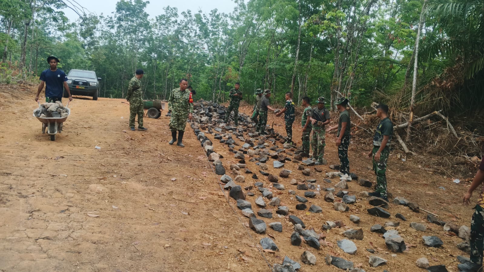 Membangun Jalan untuk Pendidikan: Kolaborasi antara Satgas TMMD dan Masyarakat Gunung Sangkaran