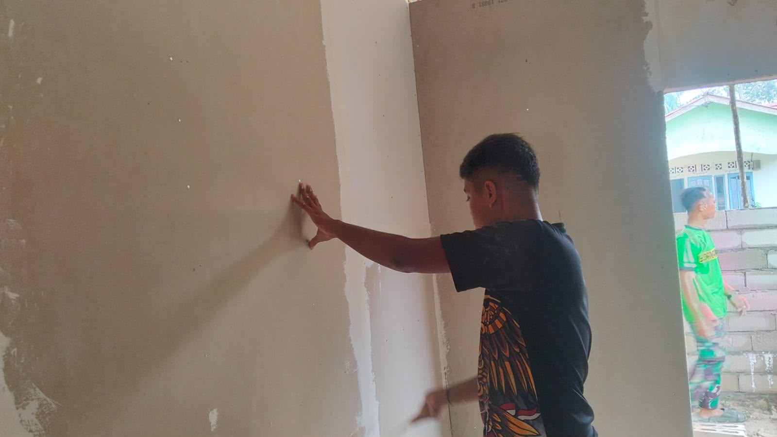 Rehabilitasi Rumah Pak Atat oleh Satgas TMMD Ke-130 di Landak