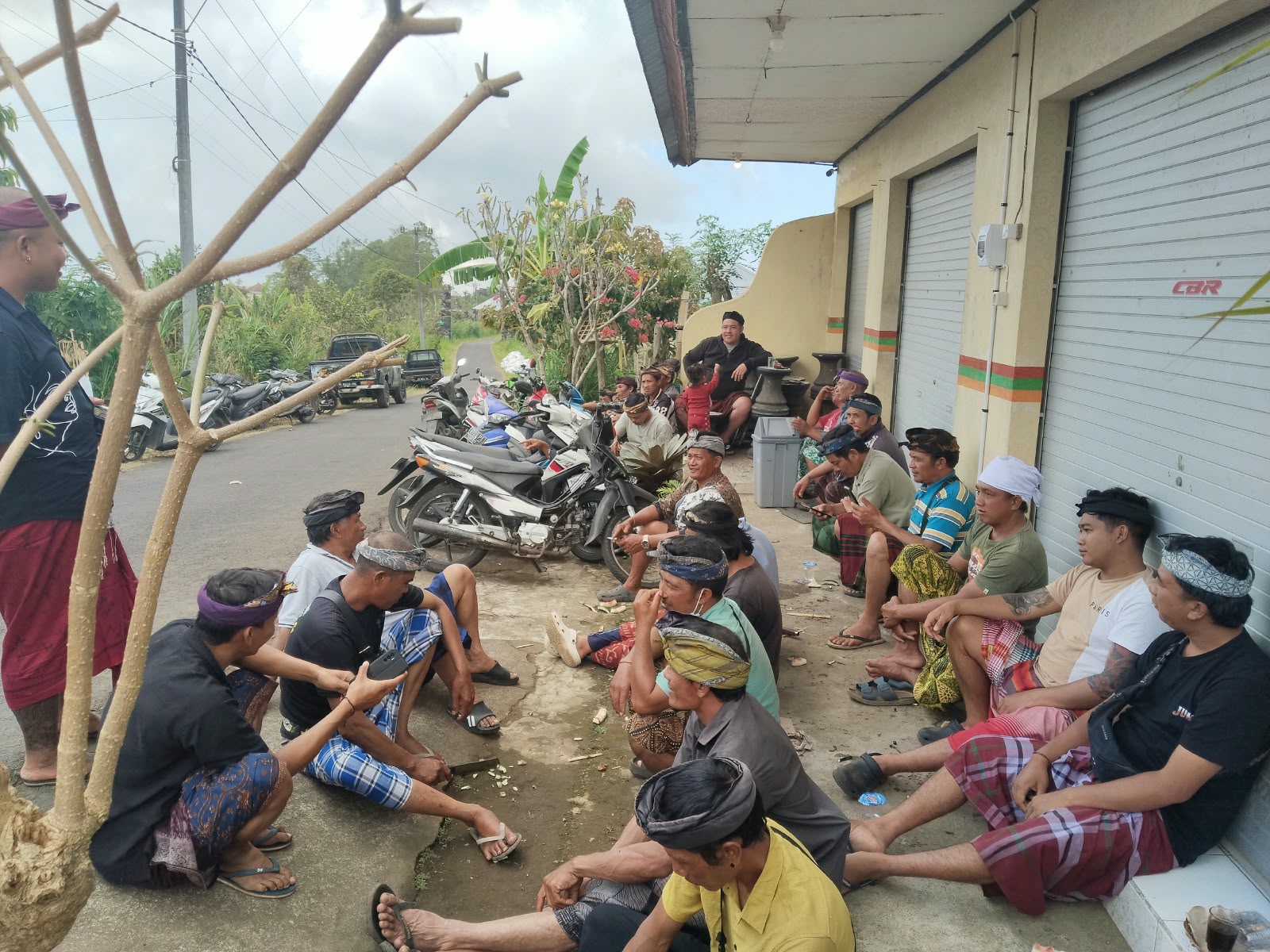 Jalin Silaturahmi, Babinsa Pengejaran Komsos dengan Warga Jelang Pernikahan