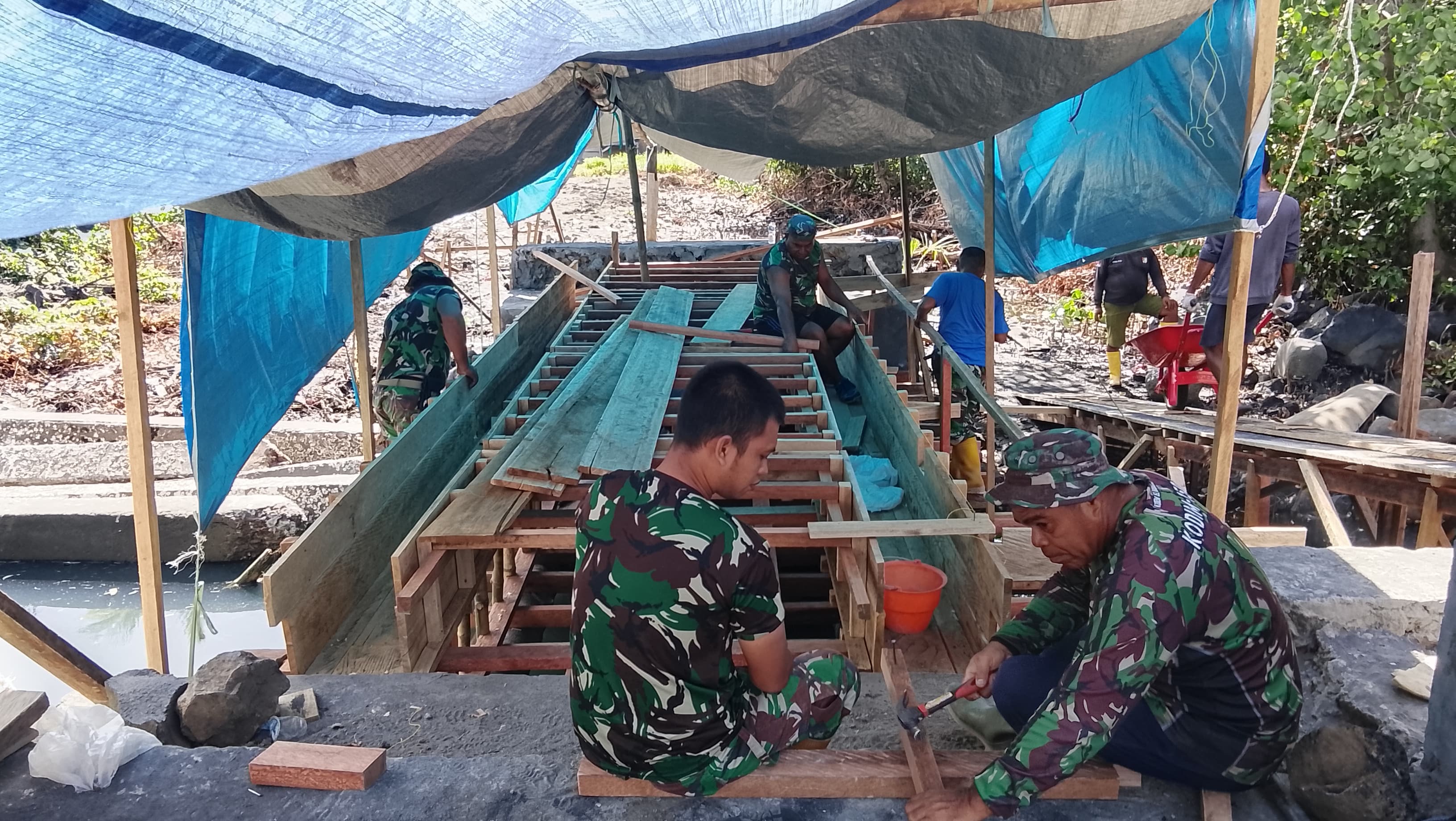 Pemasangan Rangka Besi Jembatan Garuda Merah Putih di Halmahera Utara Dimulai