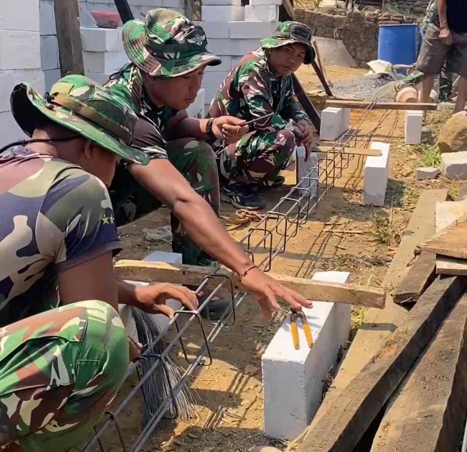 TNI Korps Manunggal Memperbaiki Rumah Alip Demi Masa Depan Lebih Baik