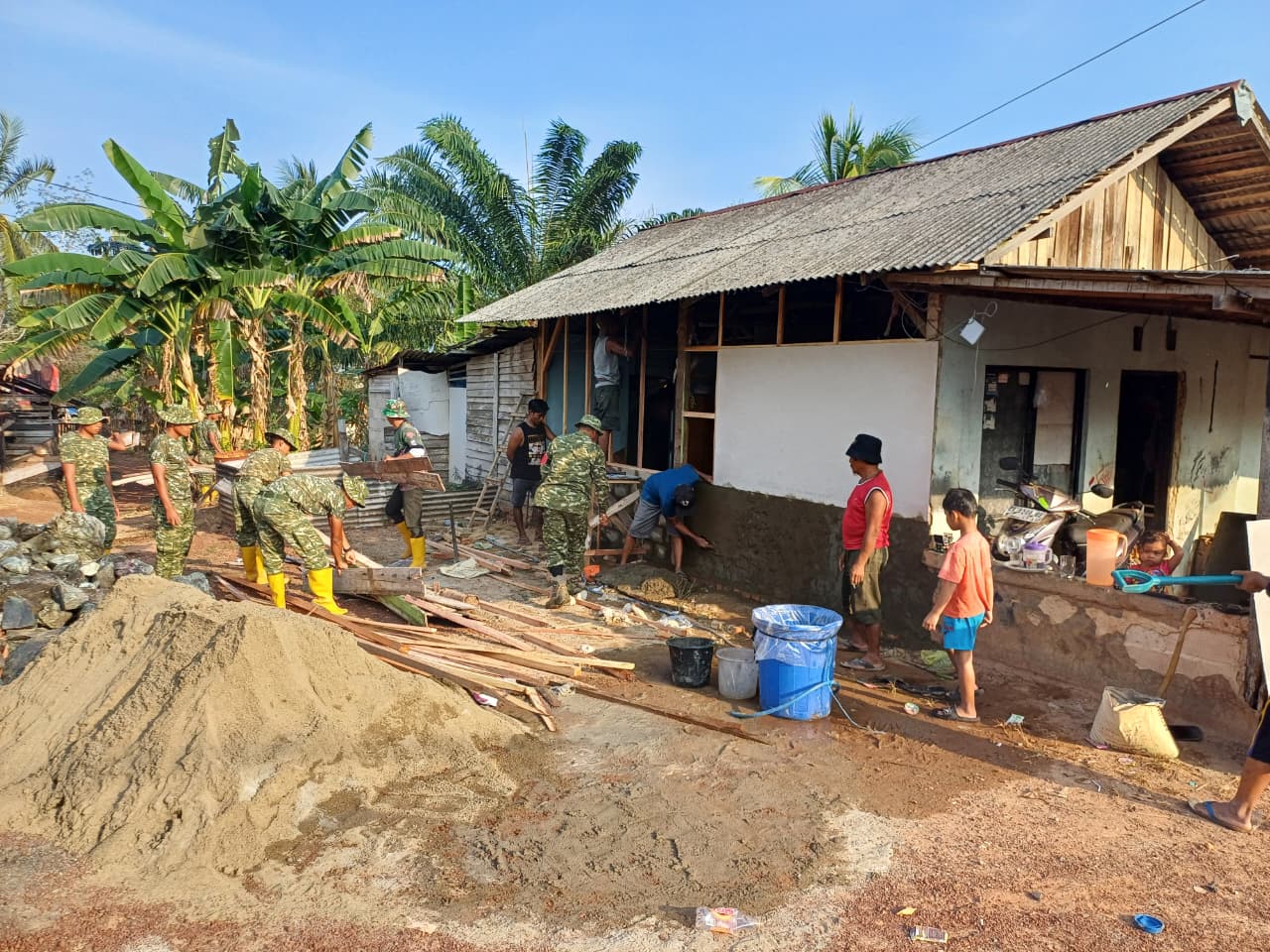 Satgas TNI TMMD Percepat Proyek Renovasi untuk Ibu Jarot di Tanah Laut Satgas TNI TMMD Percepat Proyek Renovasi untuk Ibu Jarot di Tanah Laut