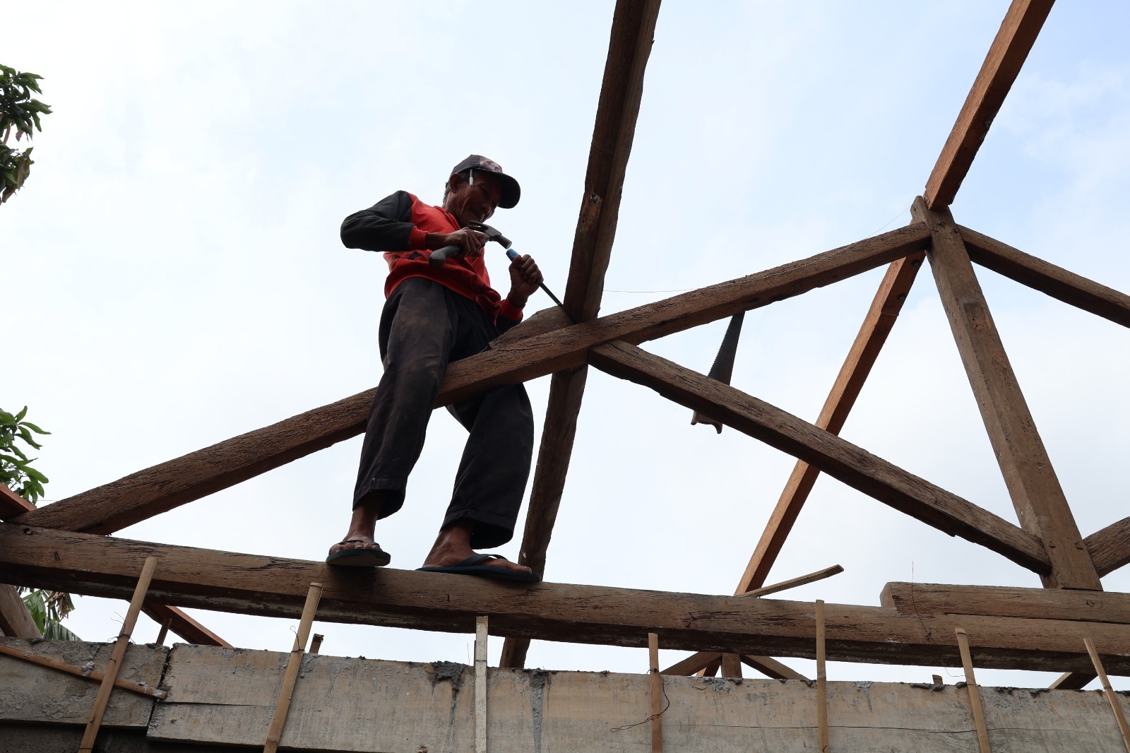 Pembangunan RTLH Bu Wiji: Kuda-Kuda Atap Dikerjakan Secara Serentak