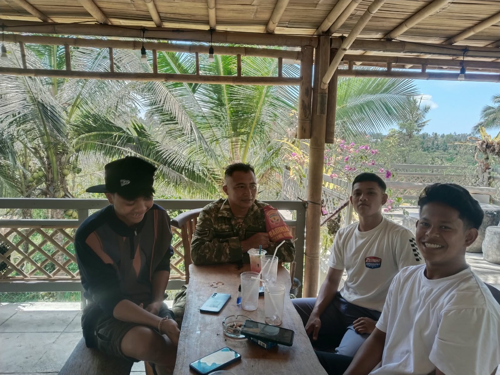 Interaksi Santai Babinsa Tembuku Memperkuat Hubungan dengan Warga Setempat