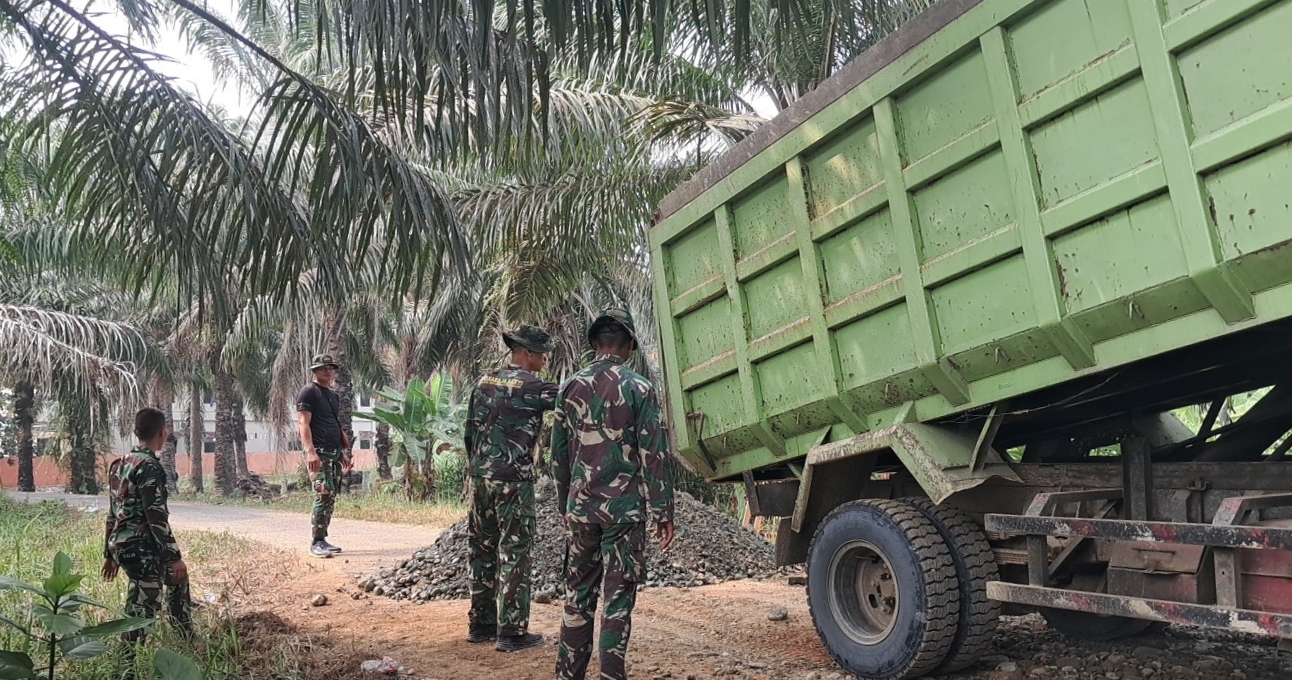 Kolaborasi Antara Satgas TMMD dan Masyarakat Ciptakan Jalan Baru di Bengkulu