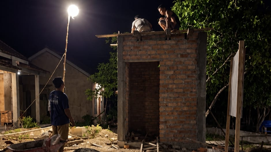 Kejar Target Pembangunan, Satgas TMMD ke-130 Kodim 0427/Way Kanan Bersama Warga Kerjakan MCK hingga Malam Hari