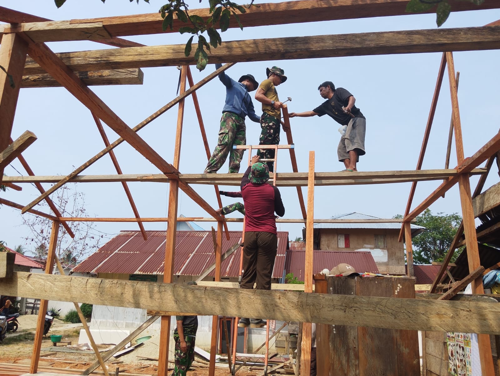 Masuki Tahap Pemasangan Rangka Atap, Satgas TMMD ke-130 Kodim 1307/Poso Rehabilitasi Rumah Arianto Atan