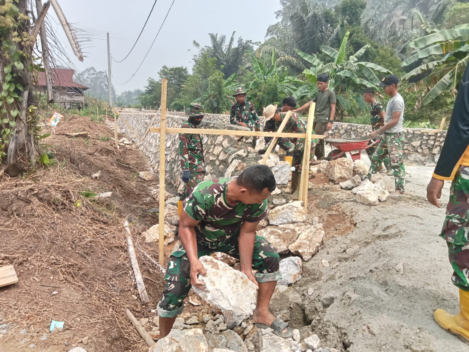 Makna Keikhlasan Prajurit TMMD ke-130 Dalam Membangun Desa Parumpanai