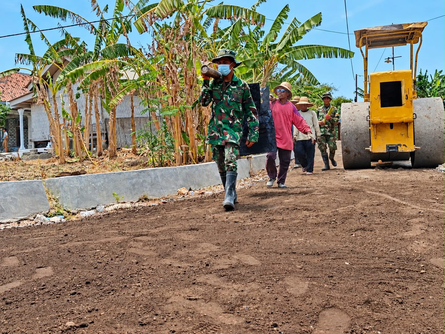 Kerja Sama Warga dan TNI, Jalan Desa Jarin Bertambah 10 Meter