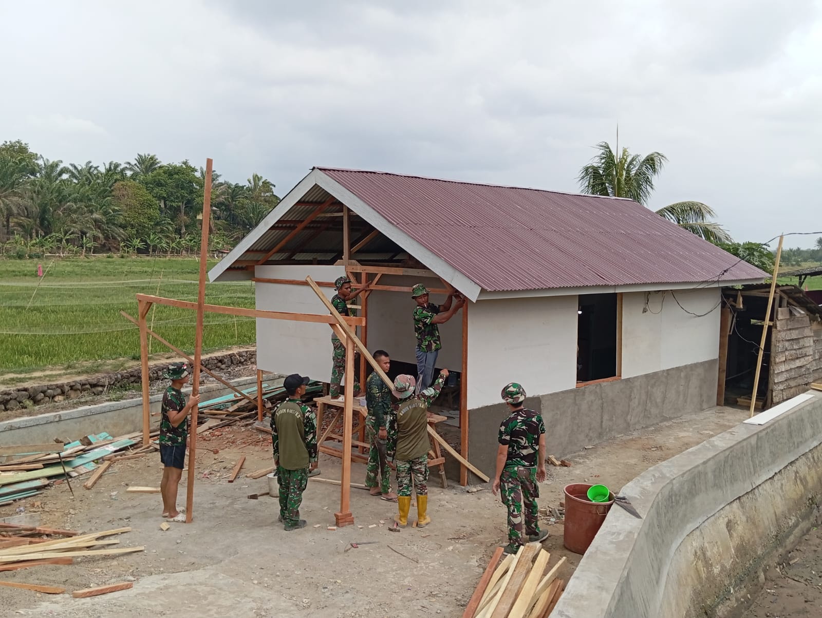 Rehabilitasi RTLH Lanjut Setelah Selesainya Pemasangan Atap Rumah Pak Kateni