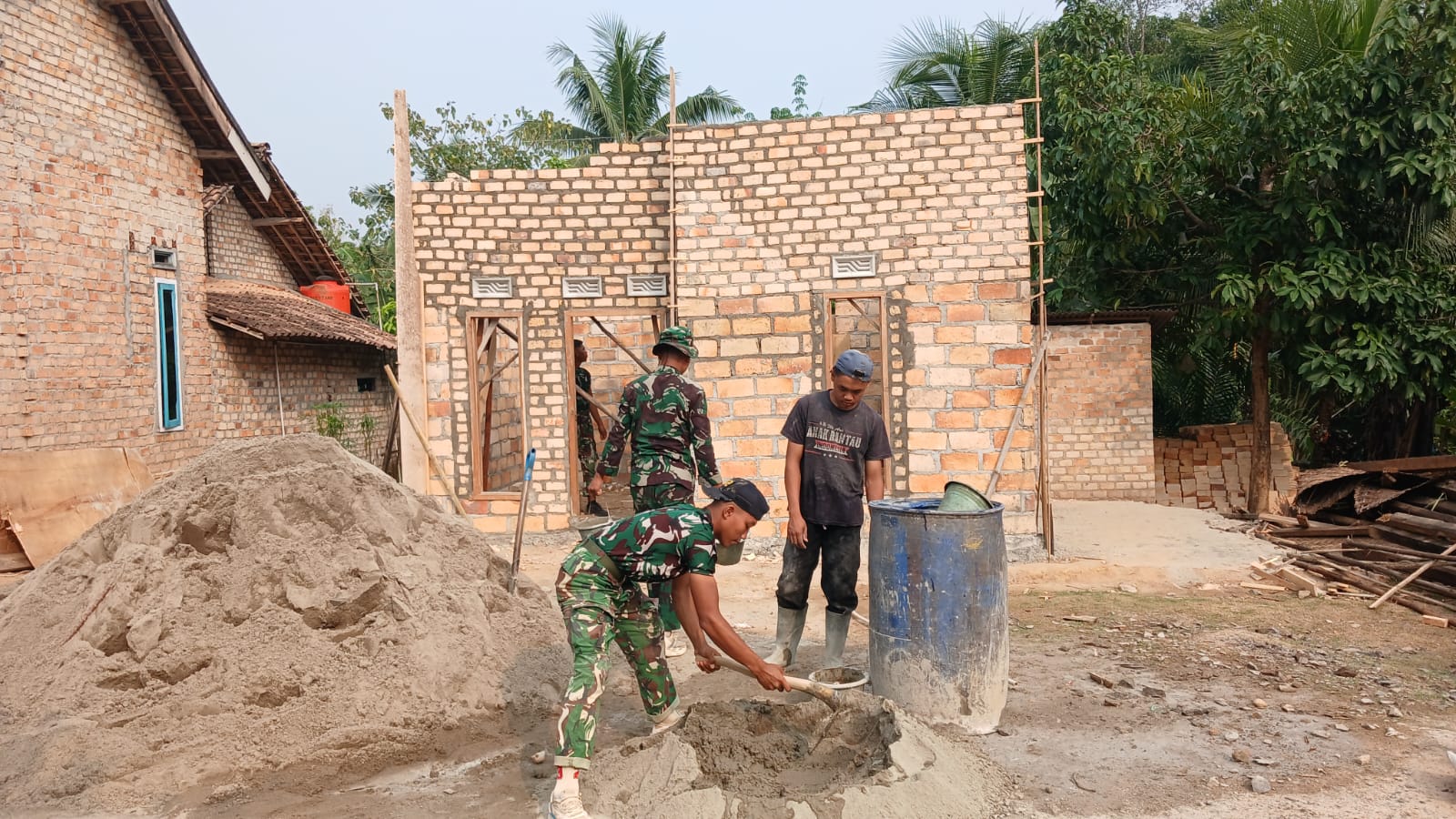 Sinergi TNI dan Warga Mempercepat Renovasi Rumah Bapak Gianto di Way Kanan