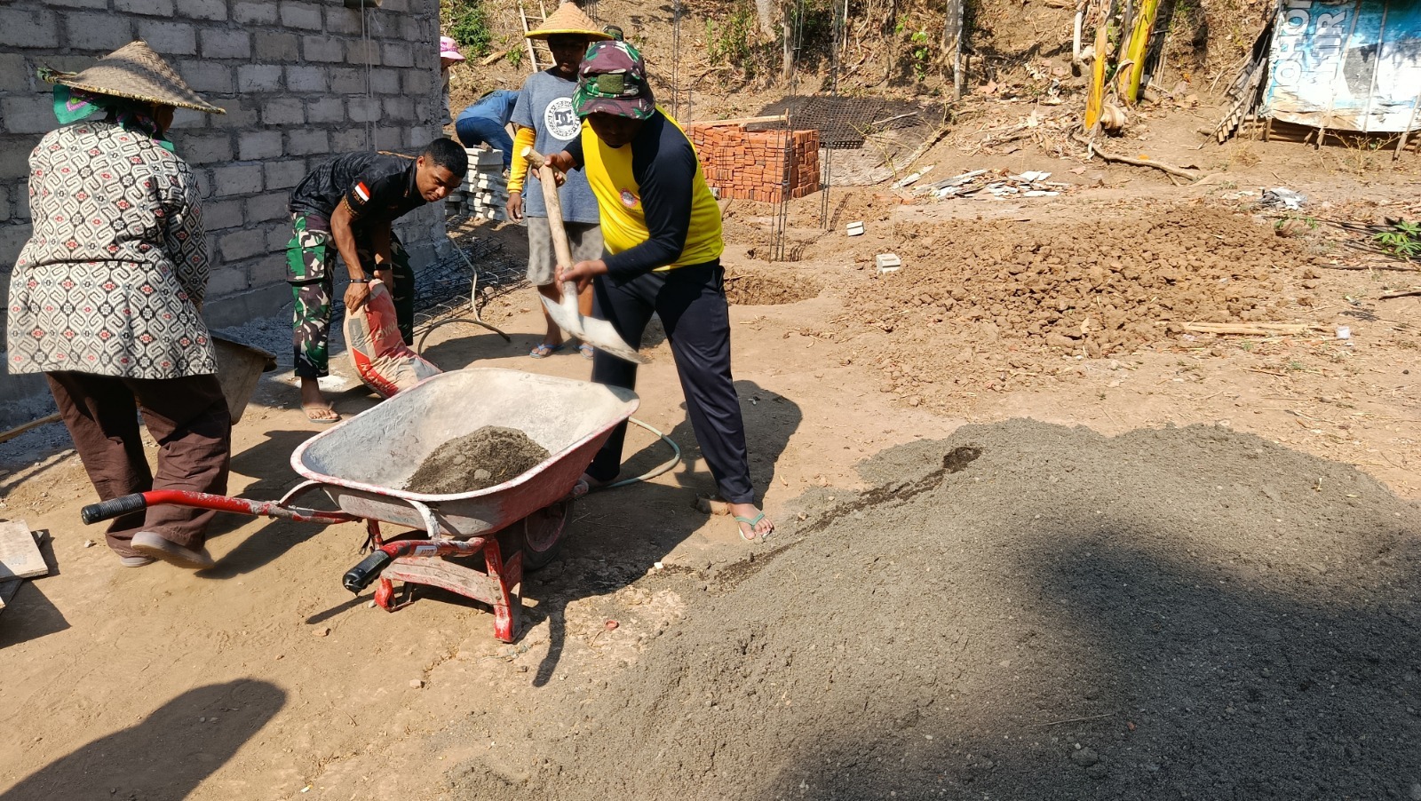 Kemarakan Gotong Royong Warga dan Satgas TMMD pada Proyek RTLH dan MCK