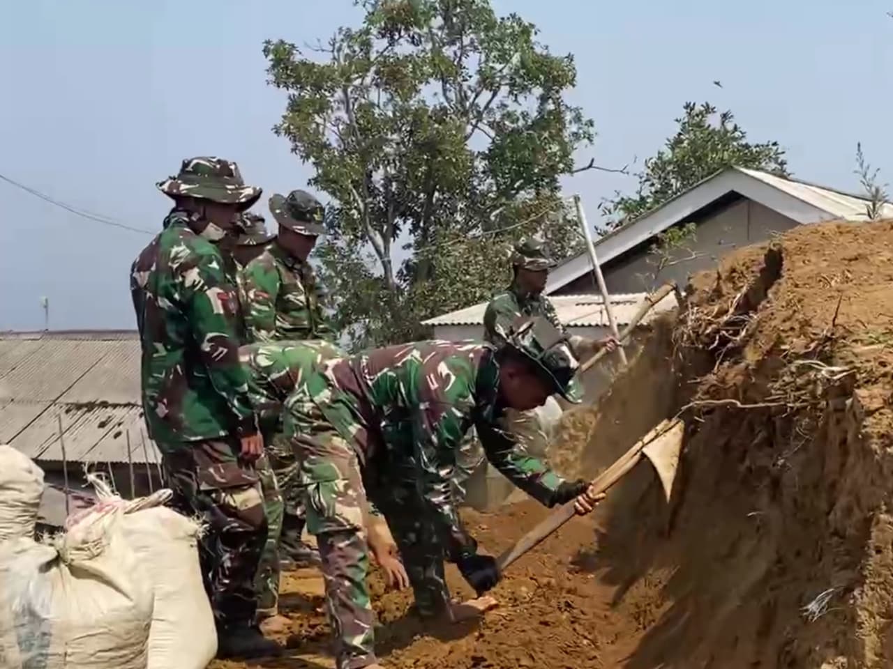 Satgas TMMD ke-130 Kodim 0818/Malang Bantu Rehabilitasi Rumah Bapak Alip