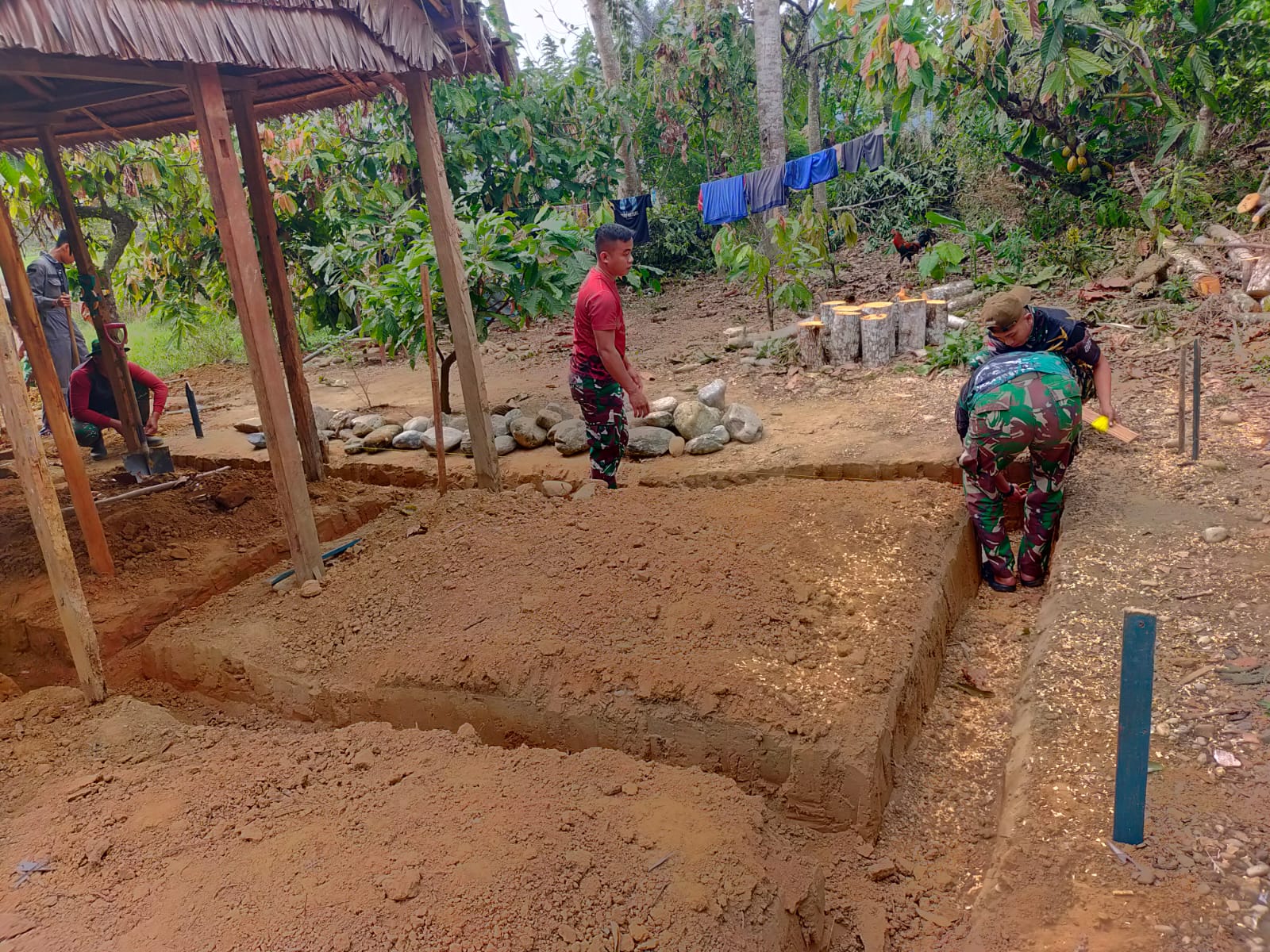 Pengerjaan Rumah Bapak Tiku Djobu Dimulai dengan Pemasangan Pondasi