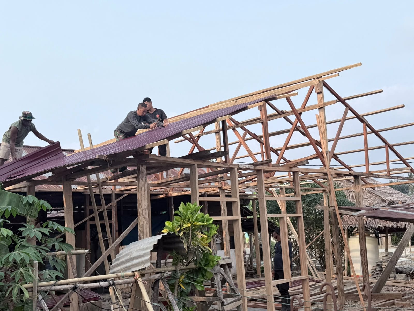 Satgas TMMD ke-130 Lanjutkan Pekerjaan Atap Rumah Bapak Yafet