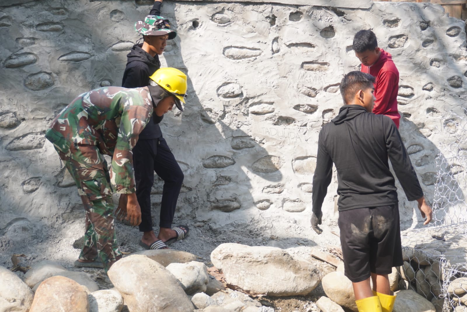 Dukungan Warga dan TNI Mempercepat Pembangunan di Luwu Timur