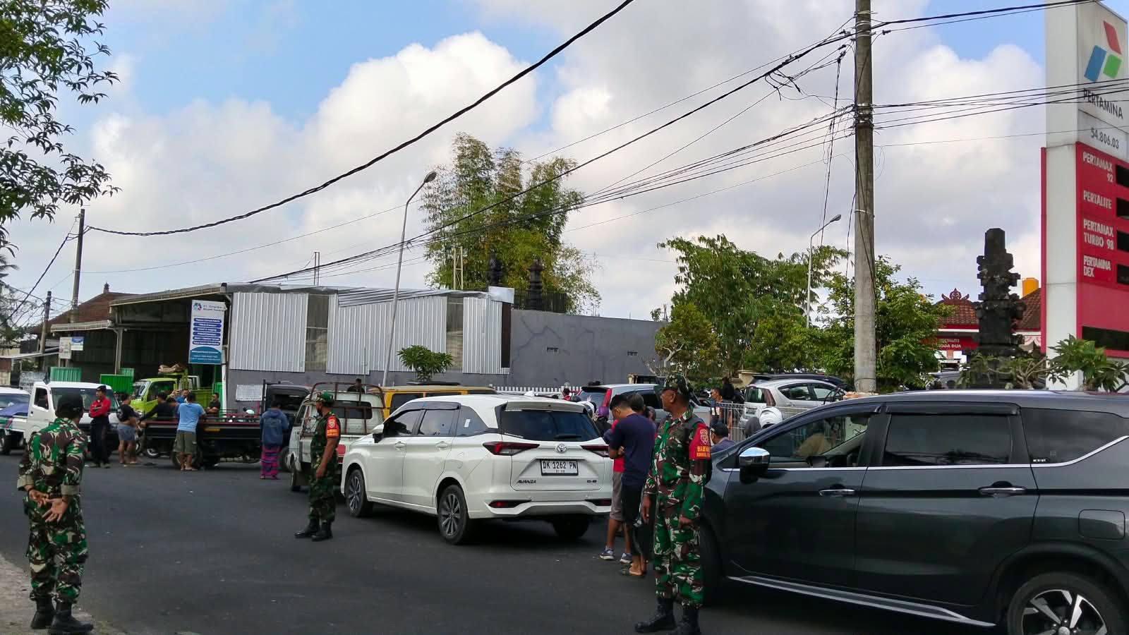 Peran Babinsa Dalam Menjaga Ketertiban Antrean BBM di Bangli Peran Babinsa Dalam Menjaga Ketertiban Antrean BBM di Bangli