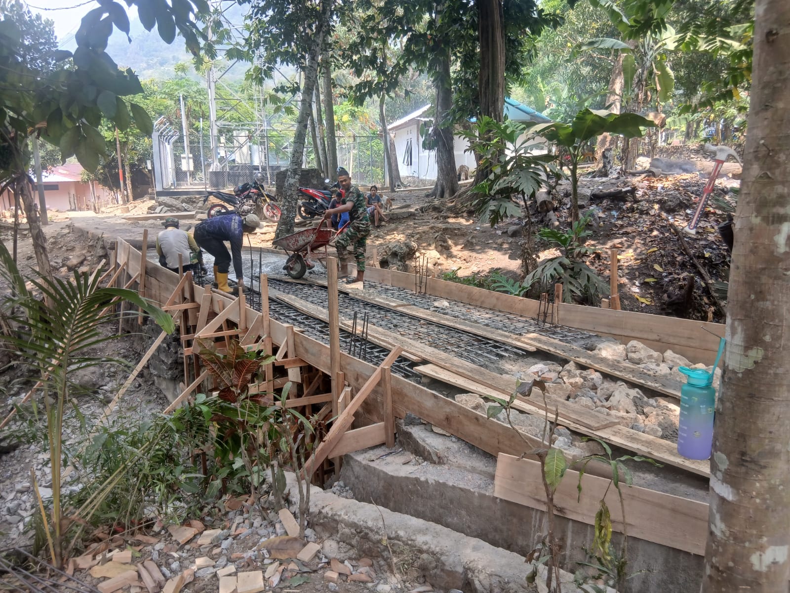 Jadi Akses Utama Warga, Satgas TMMD ke-130 Kodim 1504/Ambon Kebutan Pembangunan Jembatan Dusun Seri