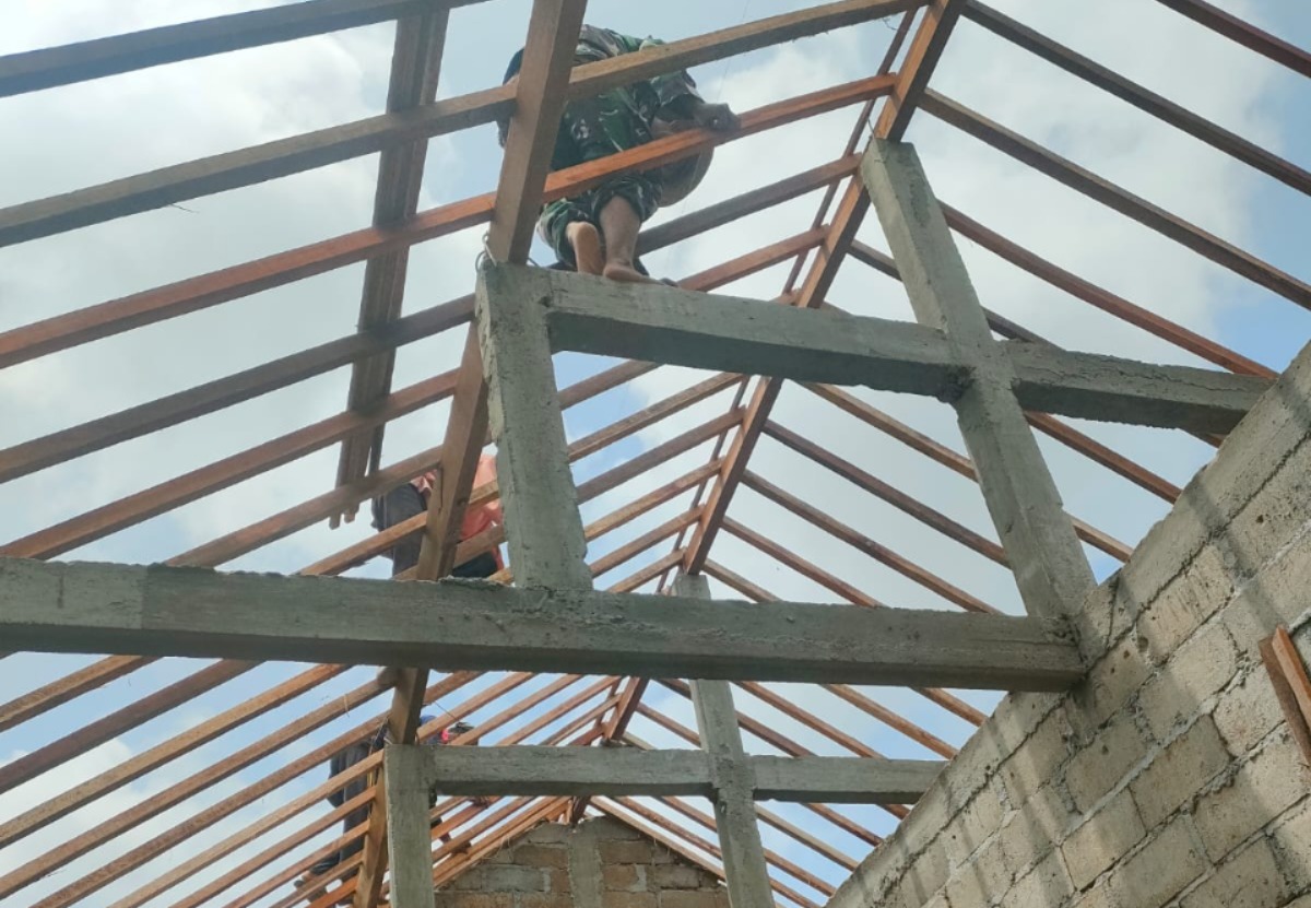 Satgas TMMD ke-130 Bersinergi Bersihkan Material untuk Rangka Atap RTLH Bu Muji