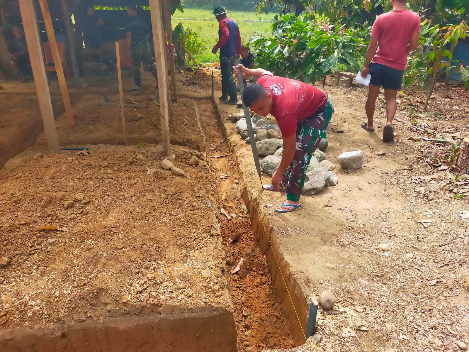 TMMD ke-130 Lanjutkan Pemasangan Tali Pondasi di Poso