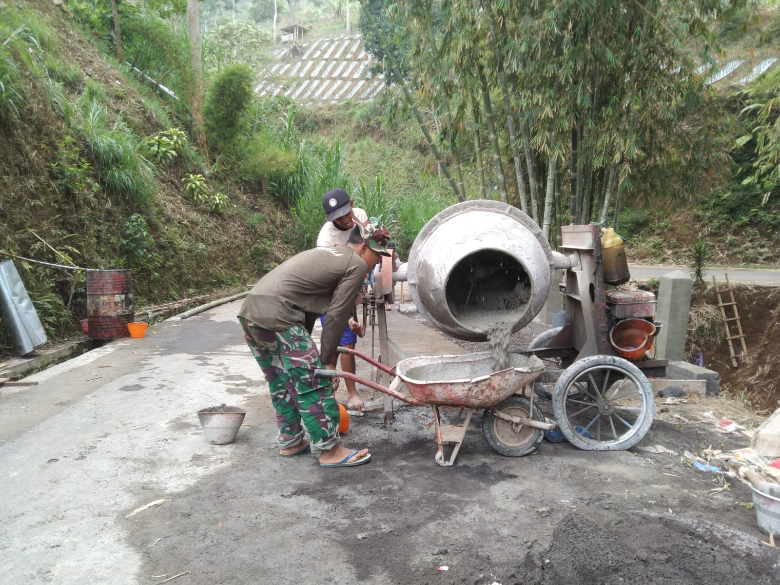 Rabat Jalan Beton di Desa Taji: Upaya TMMD ke-130 Kodim 0818