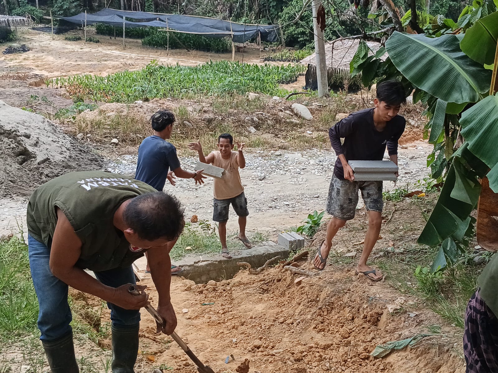 Kebahagiaan Ibu Wirdawati Saat Material Rumah Baru Tiba di Desa Cendana