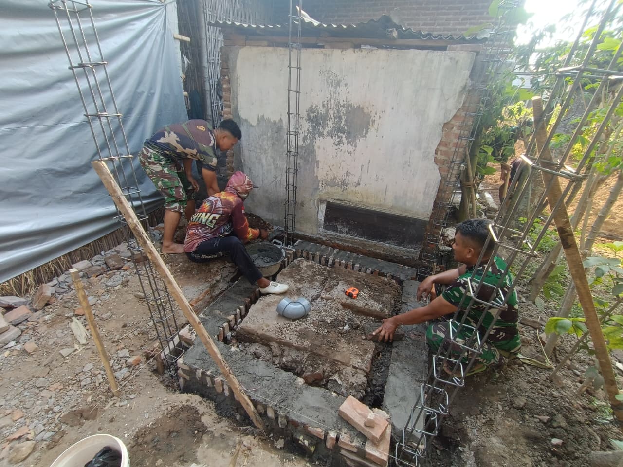 Satgas TMMD Kodim Tulungagung Lanjutkan Jambanisasi di Rumah Suparlan, Pondasi Diperkuat