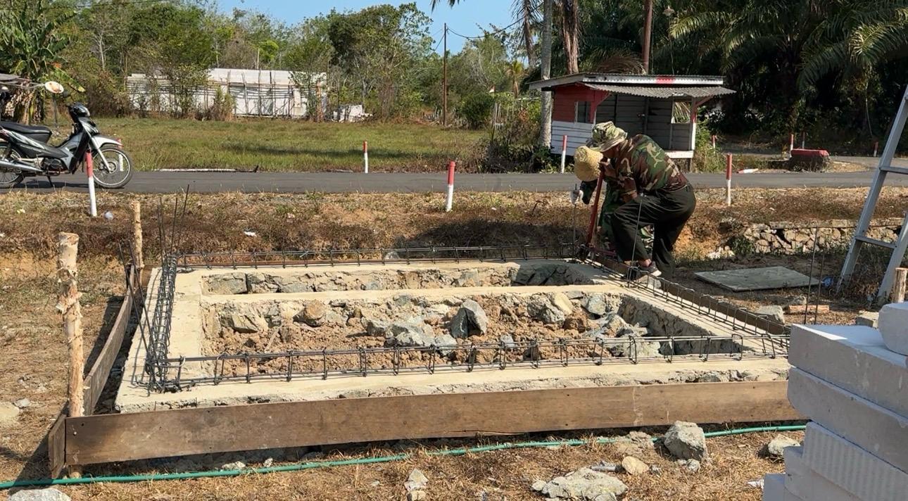 Bersama Masyarakat, Satgas TMMD Kodim 1009/Tla Bangun Pos Kamling