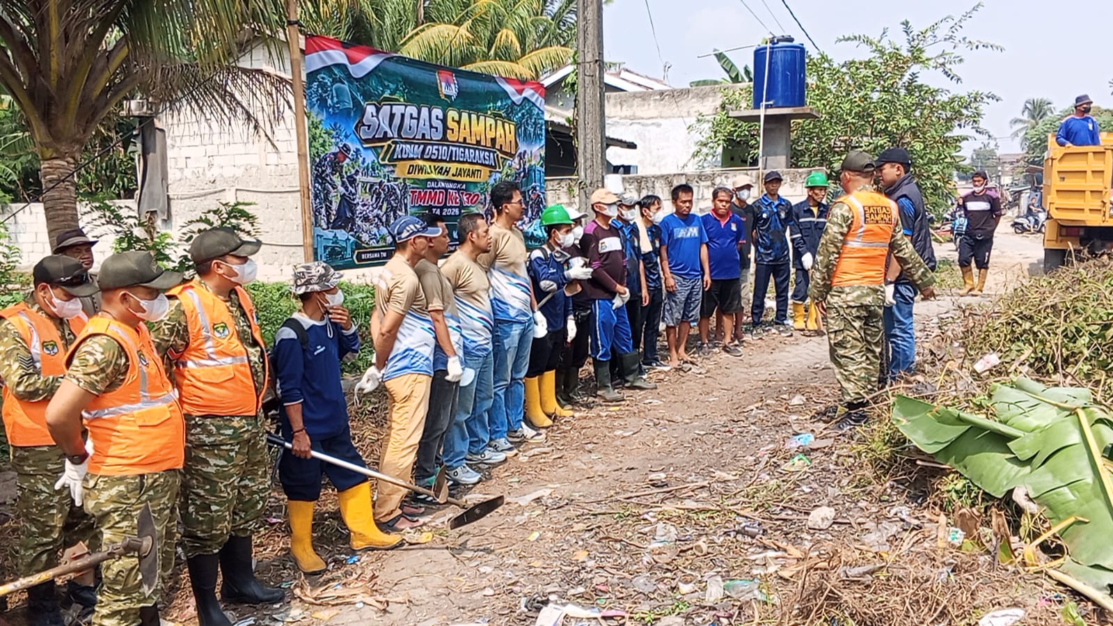 Koramil 08/Kronjo Bersama Warga Bersihkan Sampah, Dukung Lingkungan Sehat dalam TMMD ke-130