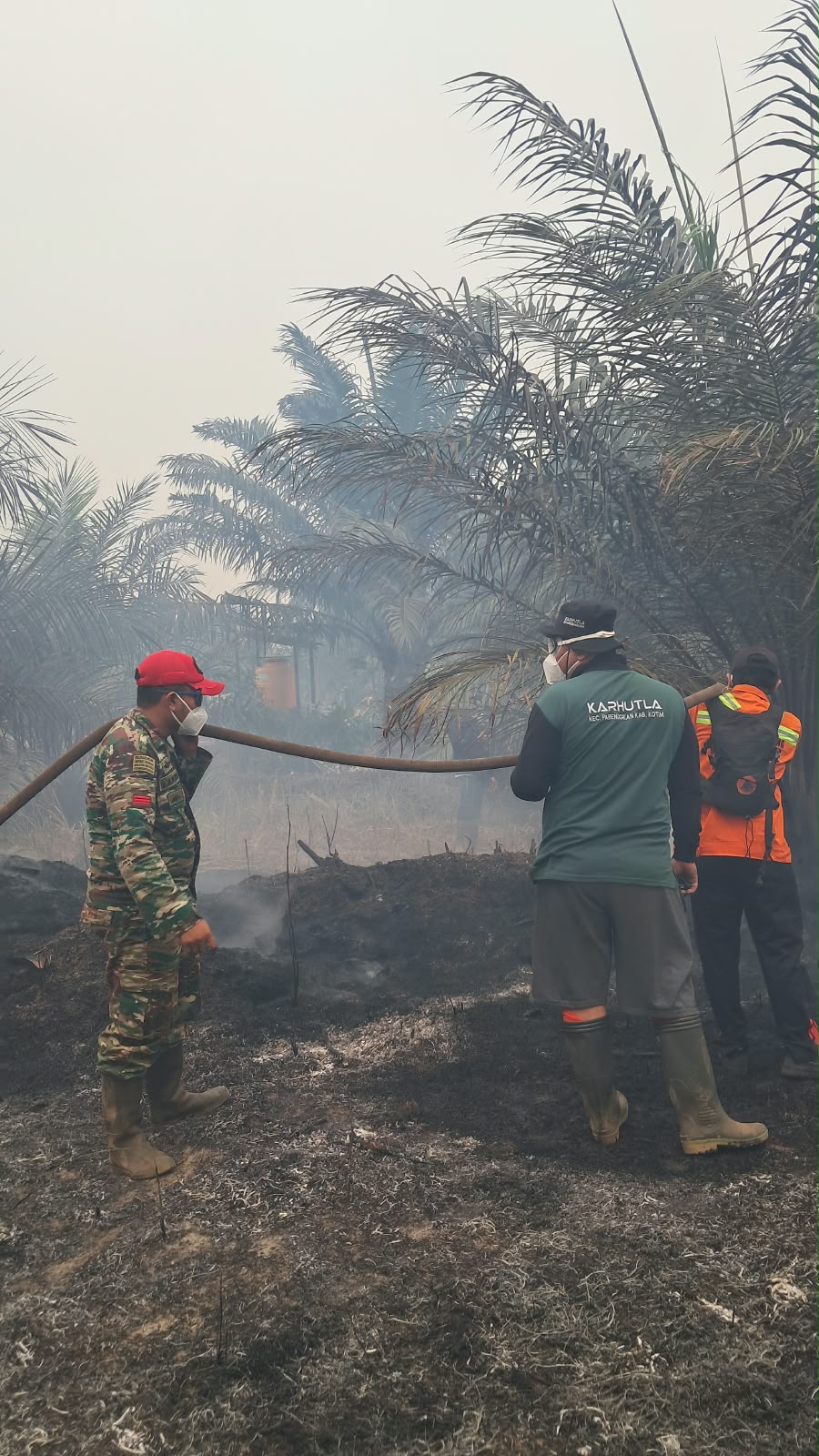 Kolaborasi TNI dan Masyarakat Perangi Kebakaran Hutan di Parenggean