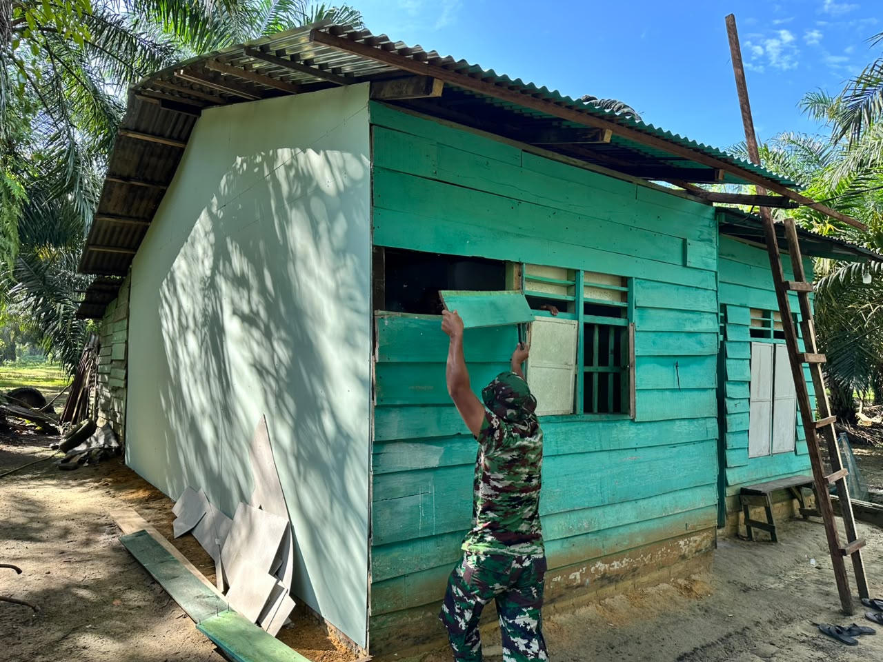 Pembongkaran Rumah Edi Harahap oleh Satgas TMMD ke-130 di Labuhanbatu Selatan