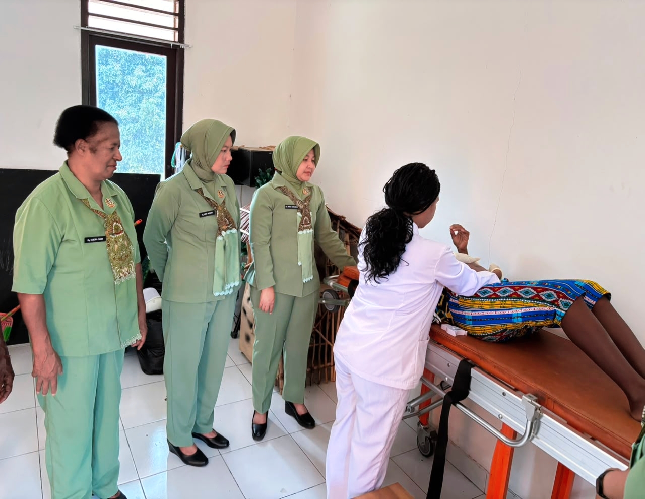 TNI dan Puskesmas Nuhuwei Selenggarakan Pemeriksaan Kesehatan di Kampung Yamboi