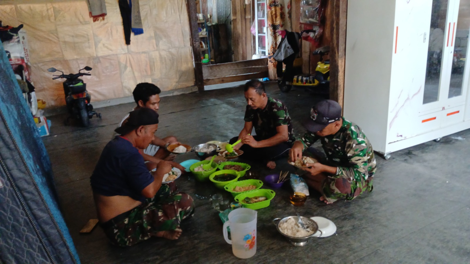 Kekeluargaan Terjalin di Makan Siang Satgas TMMD