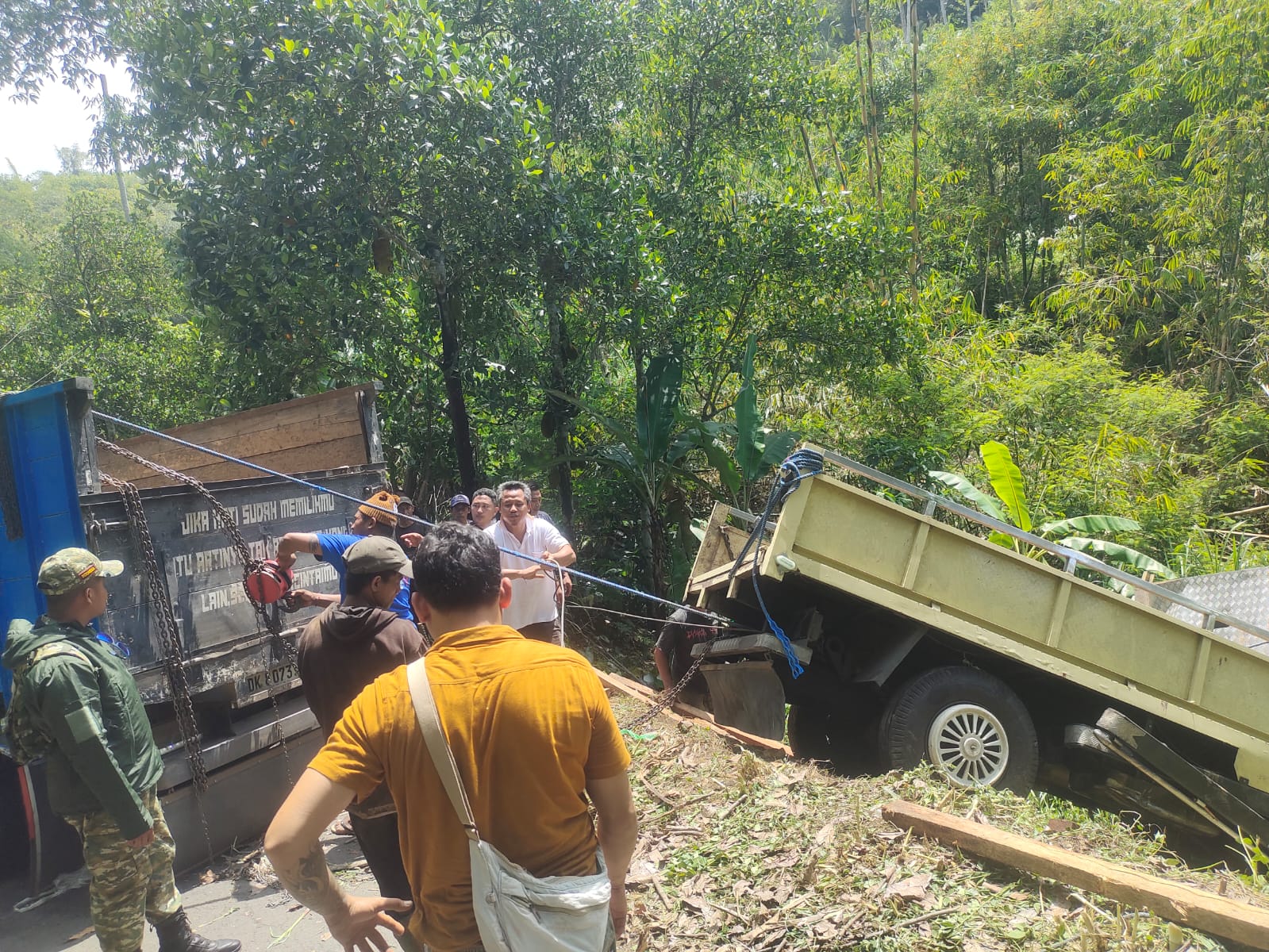 Insiden di Tanjakan Songlandak, Truk Terjun ke Sungai Setelah Gagal Menanjak