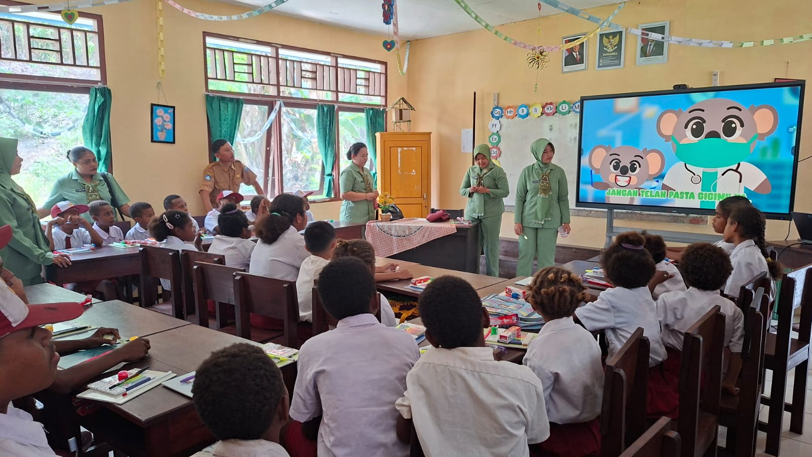 Belajar Sambil Praktik, Anak-Anak SD Nuhuwei Antusias Ikuti Edukasi Kesehatan Gigi dari Persit