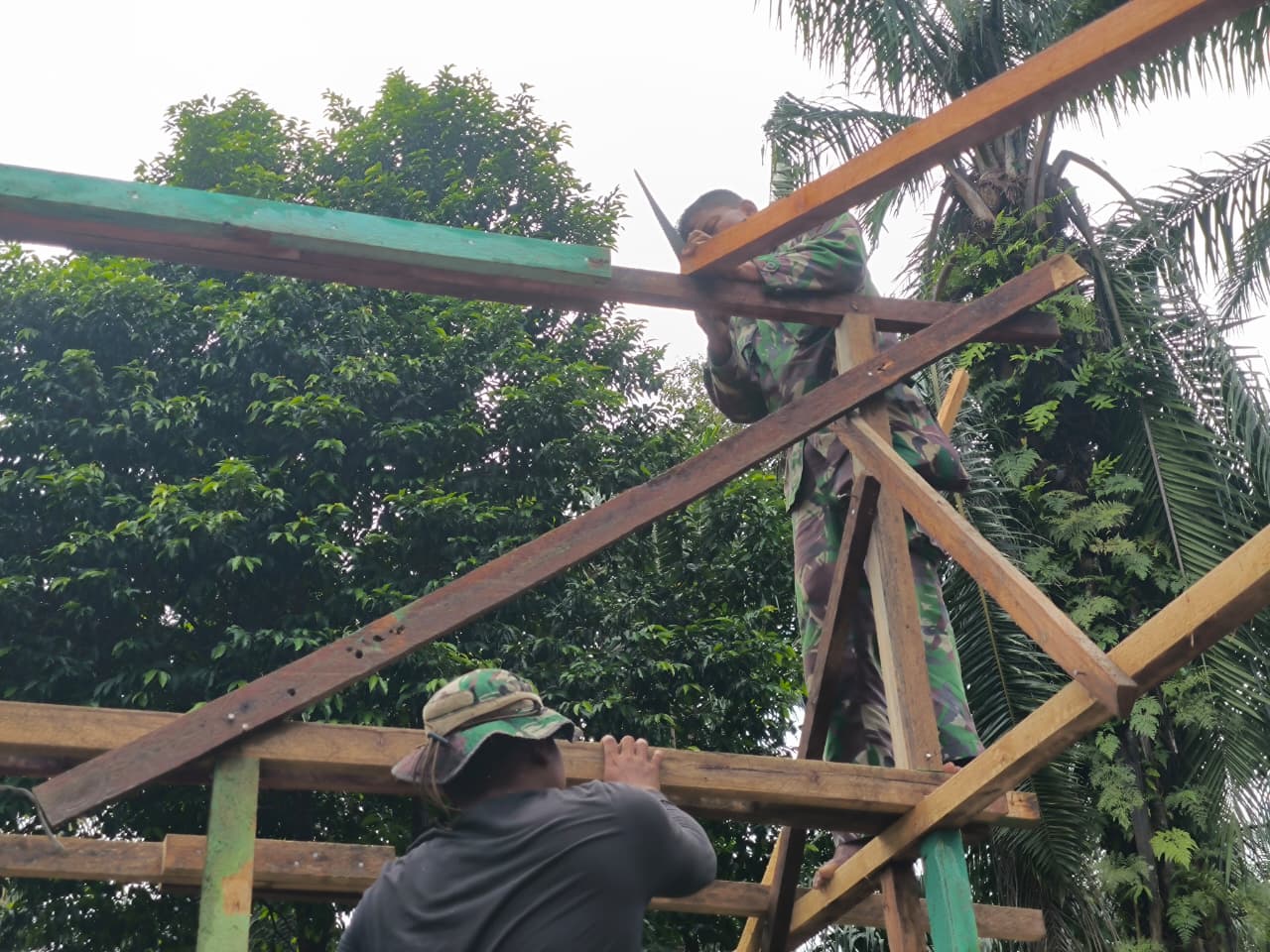 Rumah Pak Suroto Makin Kokoh, Satgas TMMD ke-130 Pasang Tombak Layar