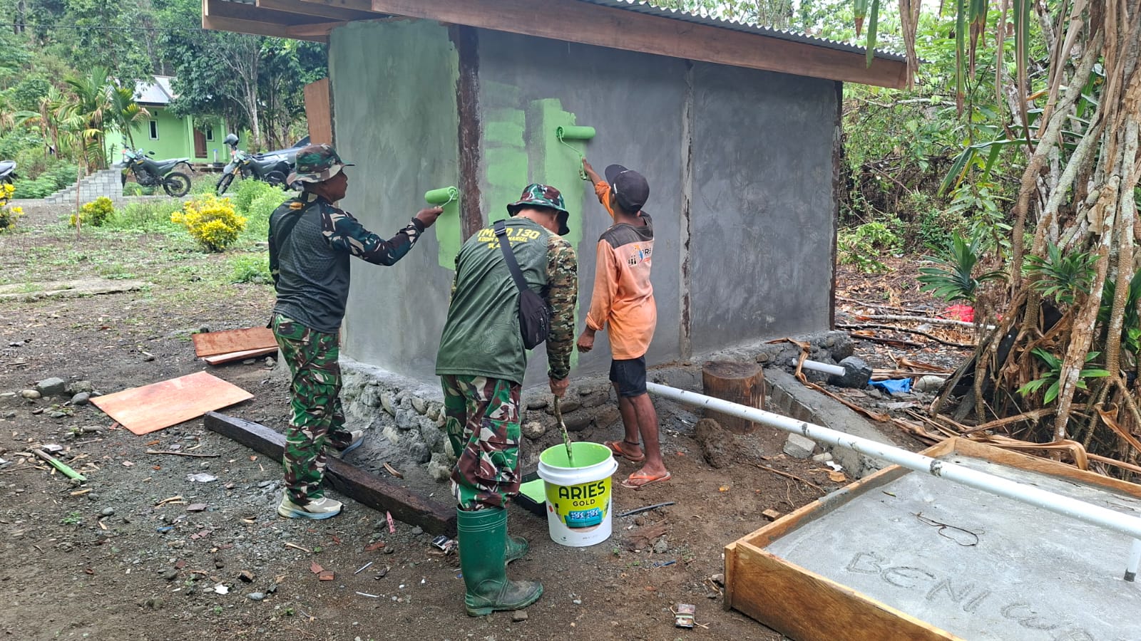 Semangat Bersama TNI dan Warga dalam Proyek Pengecatan Fasilitas MCK