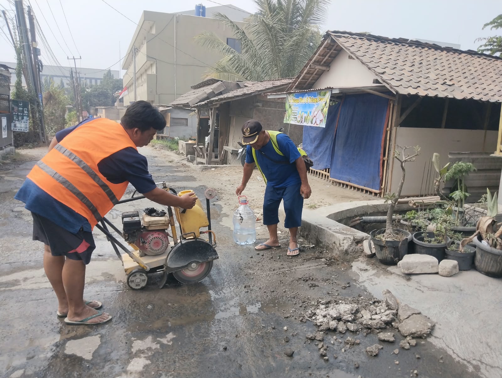 Pemotongan Jalan oleh TMMD ke-130 Optimalkan Infrastruktur Desa Sumur Bandung