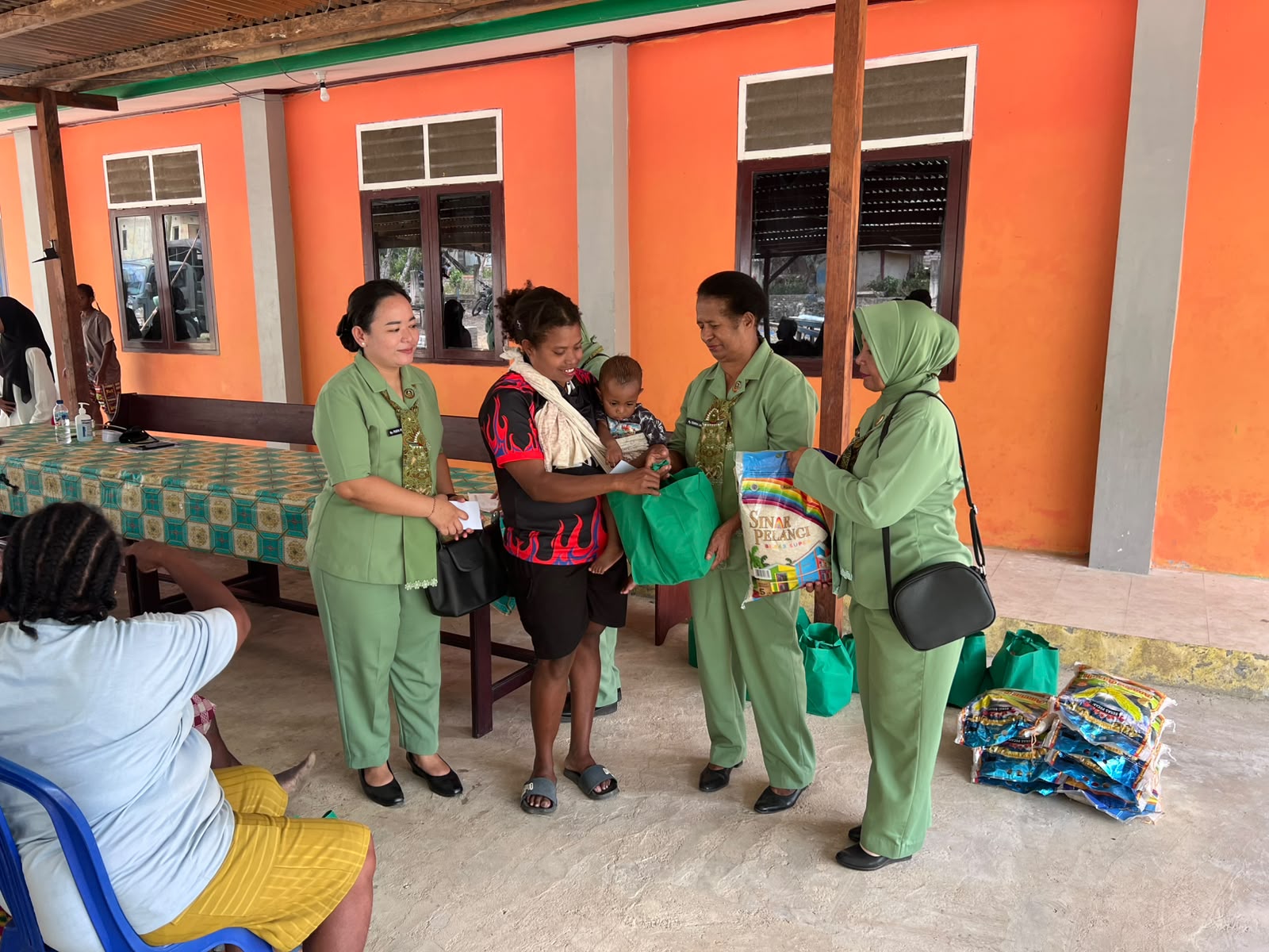 Bantuan Sosial dari TMMD ke-130 untuk Masyarakat Yamboi