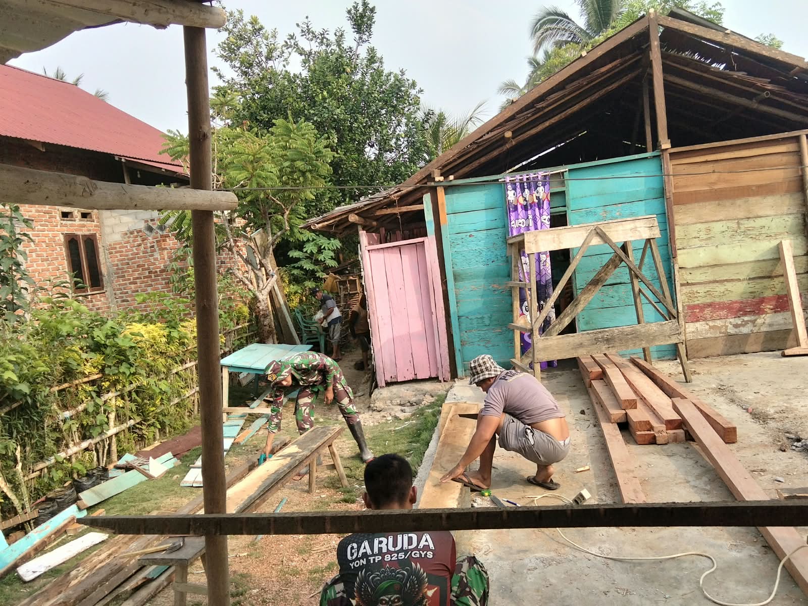 Proyek RTLH di Kelurahan Pamona Diteruskan oleh Satgas TMMD ke-130 Kodim 1307/Poso