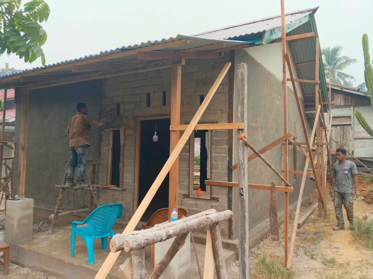 Pemulihan Rumah Tak Layak Ibu Soanim oleh Satgas TMMD Ke-130