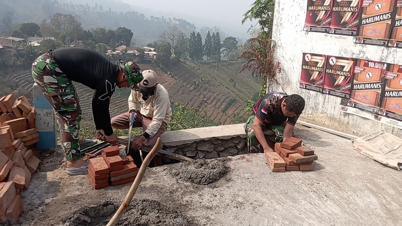 Satgas TMMD ke-130 Kodim 0818 Bangun Monumen Prasasti di Desa Taji, Simbol Kebersamaan dan Pengabdian kepada Rakyat
